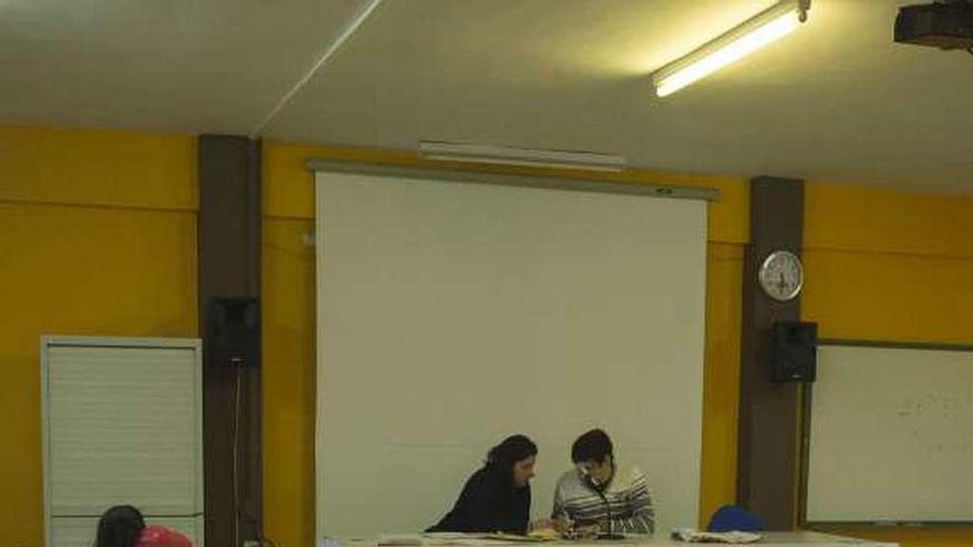 Dos profesores, durante una prueba en un centro.