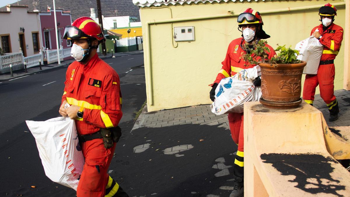 Varios efectivos del segundo Batallón de la Unidad Militar de Emergencias (UME), durante una recogida de enseres en la zona de viviendas San Borondón, en La Palma