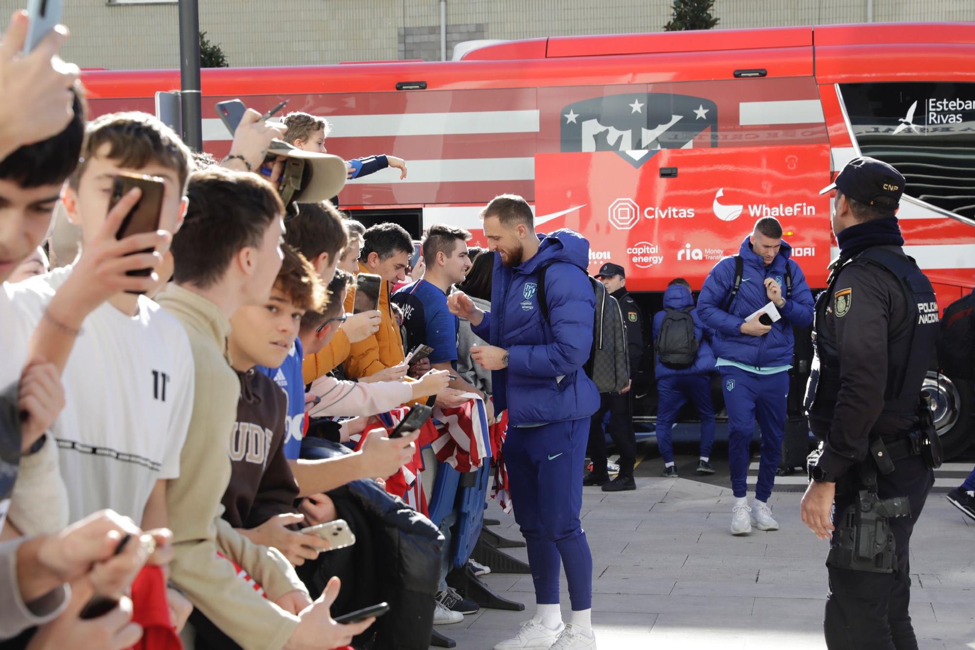 El Atlético de Madrid ya está en Oviedo: el Cholo, aclamado a su llegada por cientos de hinchas