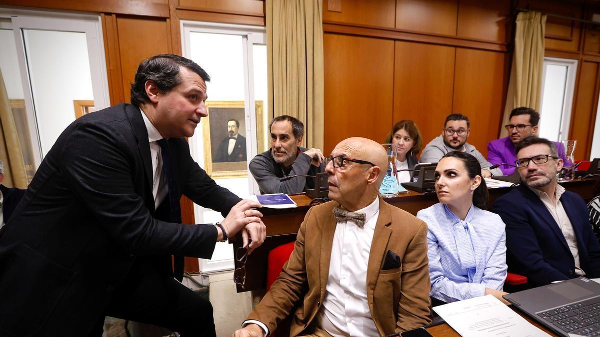 El alcalde habla con los portavoces de PSOE, Antonio Hurtado, y Hacemos, Juan Hidalgo, en el salón de plenos.