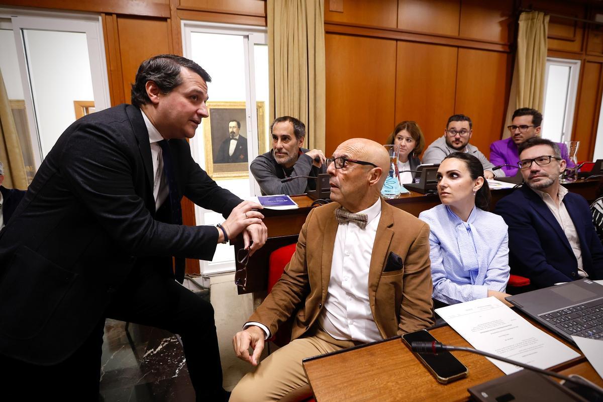 El alcalde habla con los portavoces de PSOE, Antonio Hurtado, y Hacemos, Juan Hidalgo, en el salón de plenos.