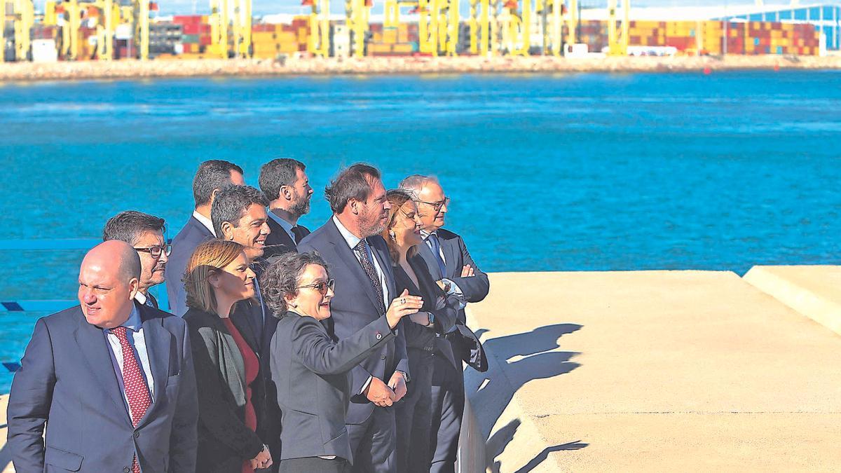 Óscar Puente, entre Mar Chao,Bernabé, Mazón, Catalá yBoira, ayer en el Puerto deValència.