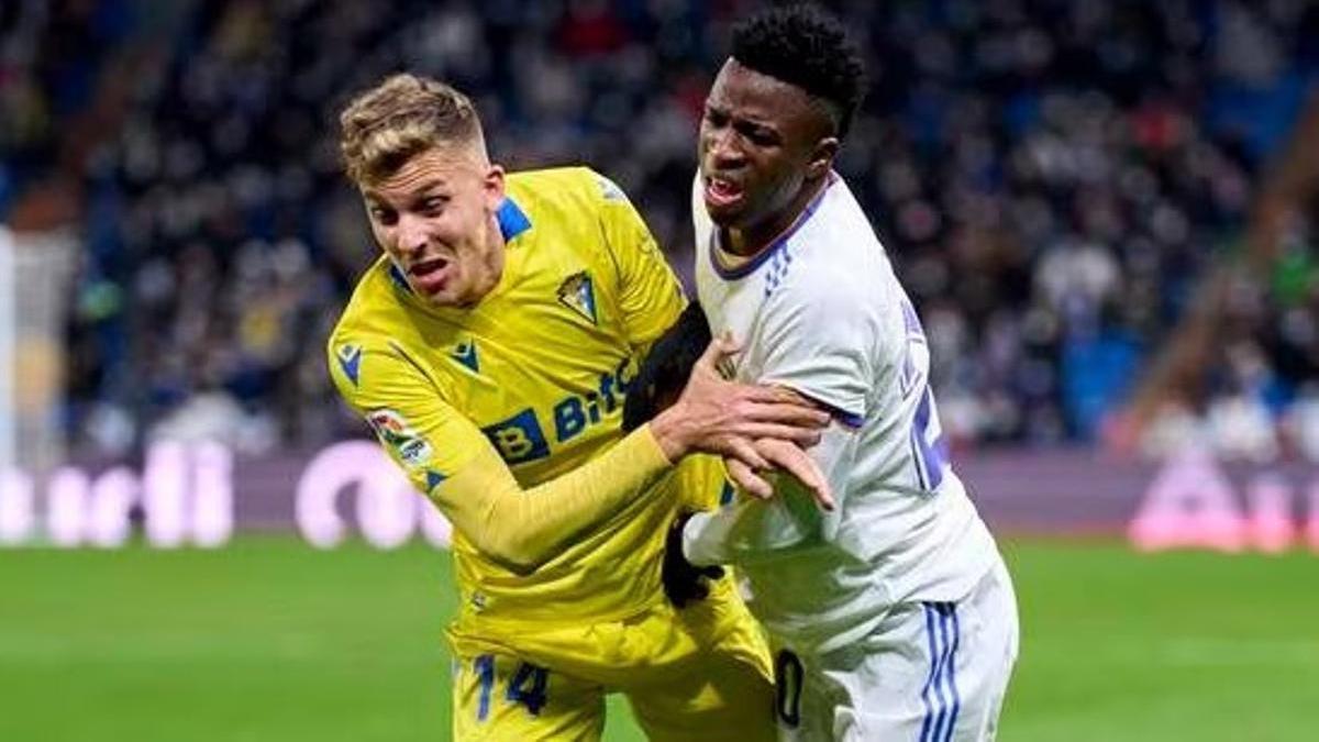 Alejo, del Cádiz, y Vinícius, del Madrid, pugnan por un balón.