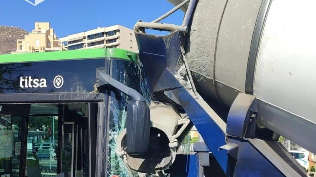 Una guagua choca con una hormigonera en Santa Cruz de Tenerife.