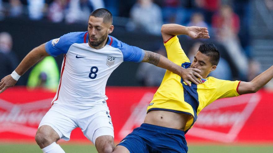 Clint Dempsey intenta desfer-se d&#039;un defensor equatorià