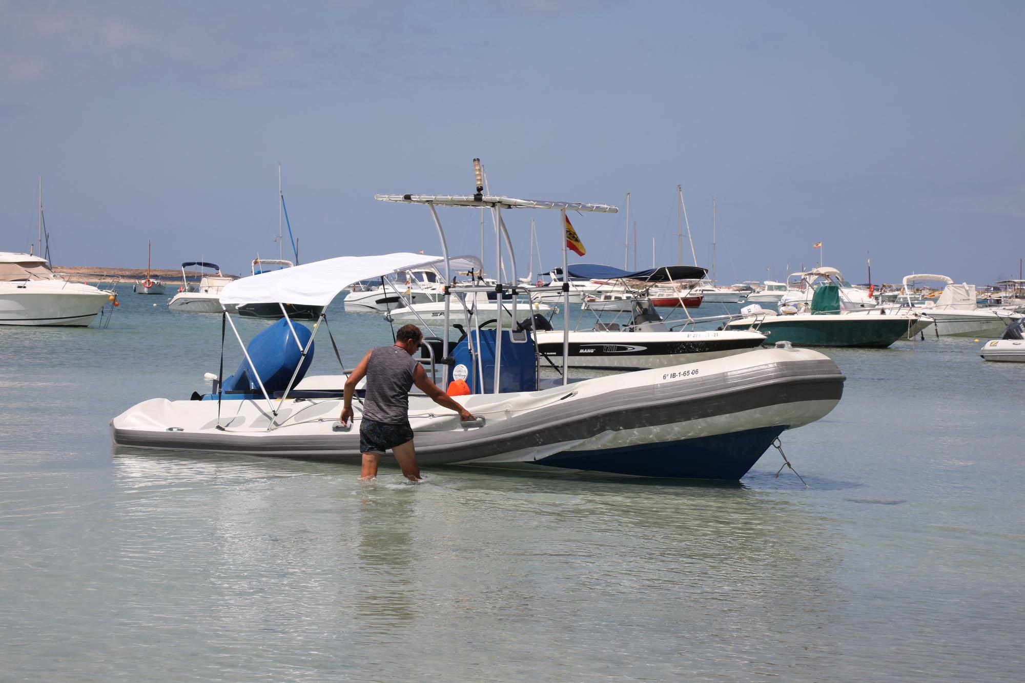 Así han aparecido siete barcos en s'Estany des Peix, en Formentera.