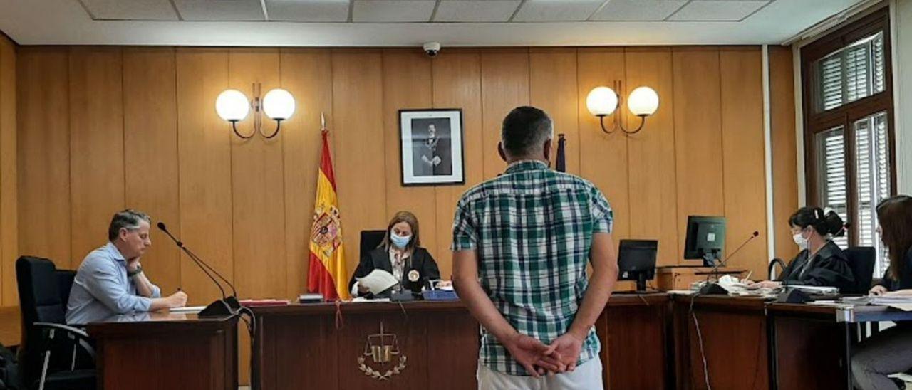 El condenado por chantaje sexual a una mujer, ayer, durante el juicio en Vía Alemania. / L.MARINA