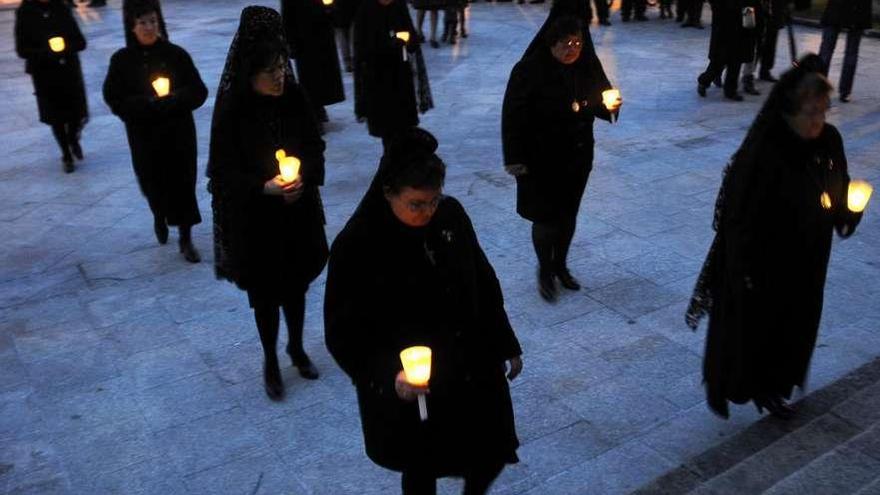 Las damas de mantilla son habituales en la procesión de Viernes Santo de Silleda.  // Bernabé/Javier Lalín