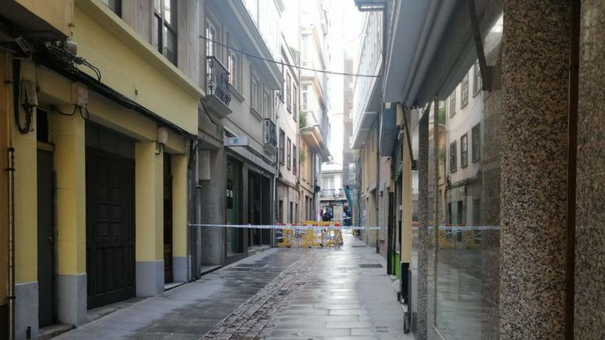 Riesgo de derrumbe en A Coruña en el tramo cortado de Varela Silvari por el mal estado de un edificio desalojado