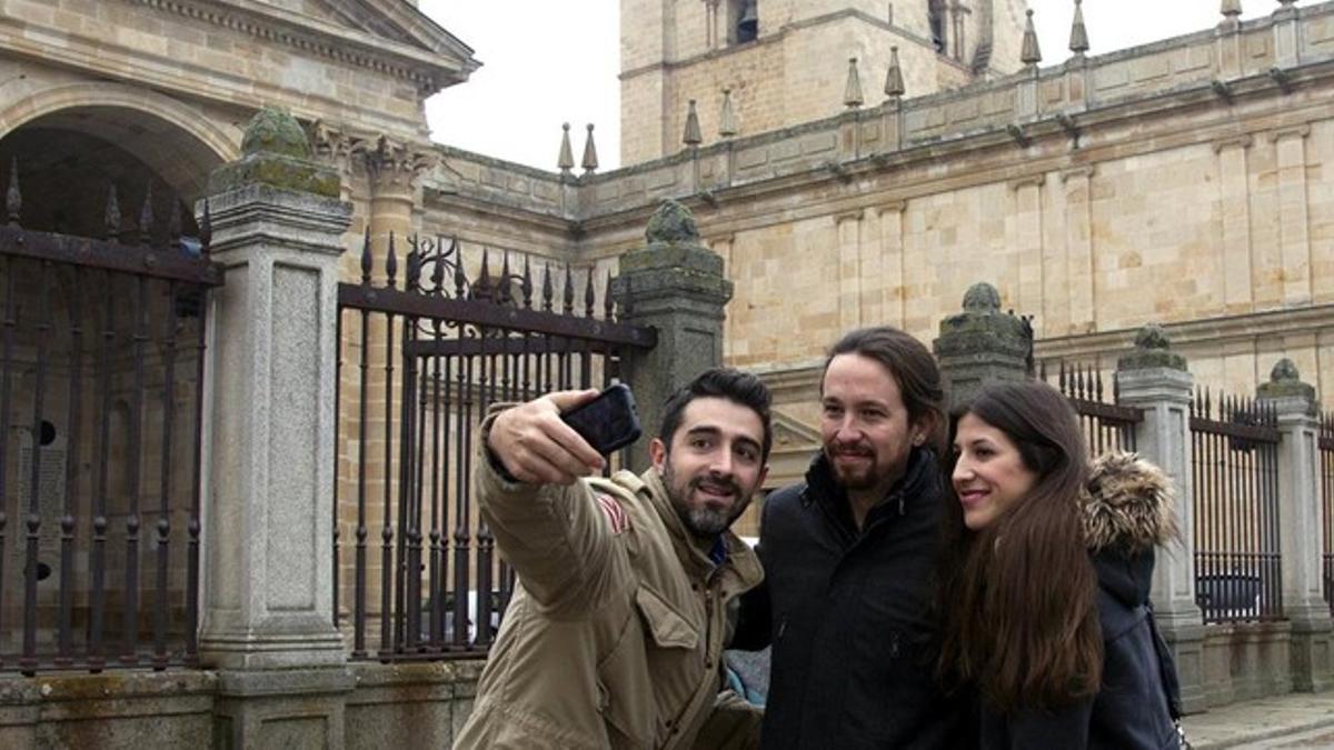 El líder de Podemos, Pablo Iglesias, este jueves haciendose un selfi en Zamora.
