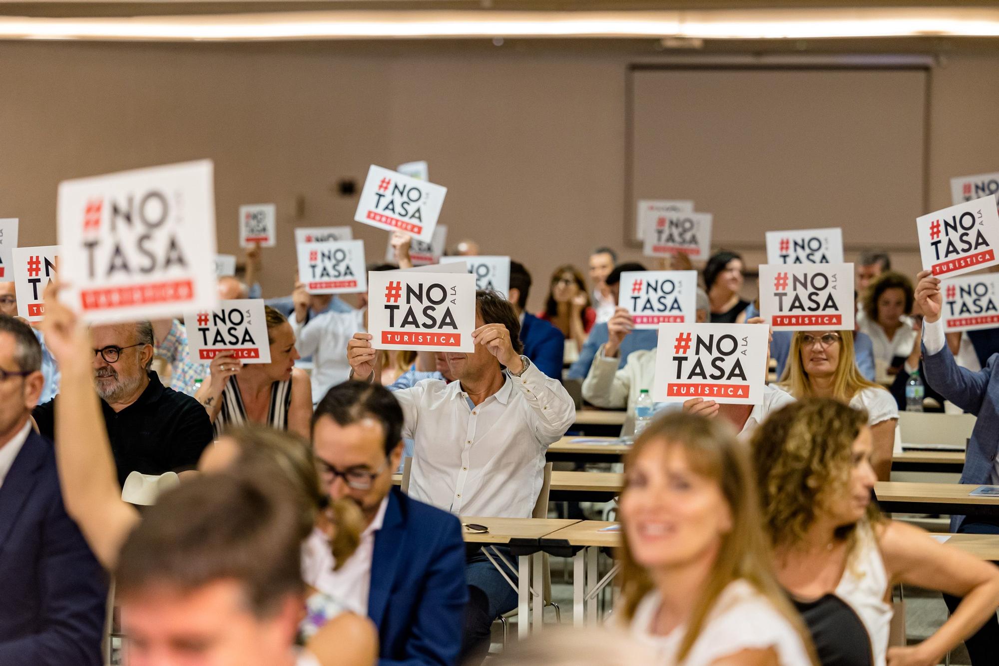 Algunos conocían la noticia y otros la han conocido durante el tradicional discurso. Toni Mayor, presidente de Hosbec, dejará de serlo tras 14 años en el cargo. Mayor lo ha anunciado antes un auditorio lleno y durante la asamblea anual de la entidad turística celebrada este viernes en Benidorm.