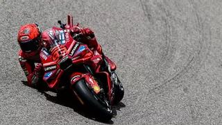 Marc Márquez arrasa el primer día en Brno
