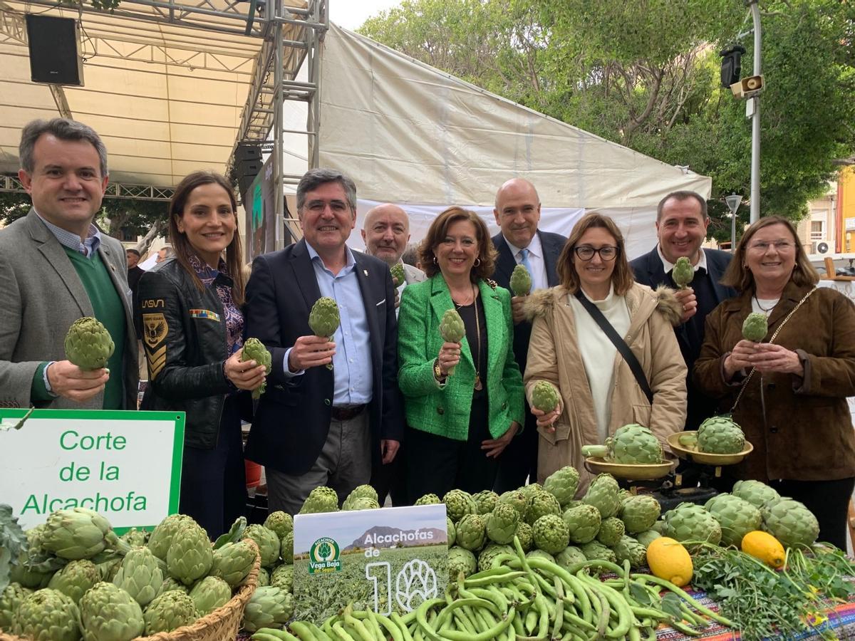 Corte de la alcachofa en el acto de Almoradí este 2025