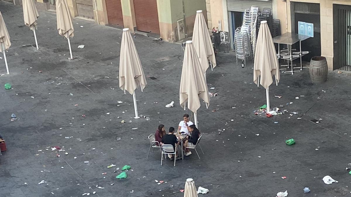 Brutícia pel botellón a la plaça Major de Manresa