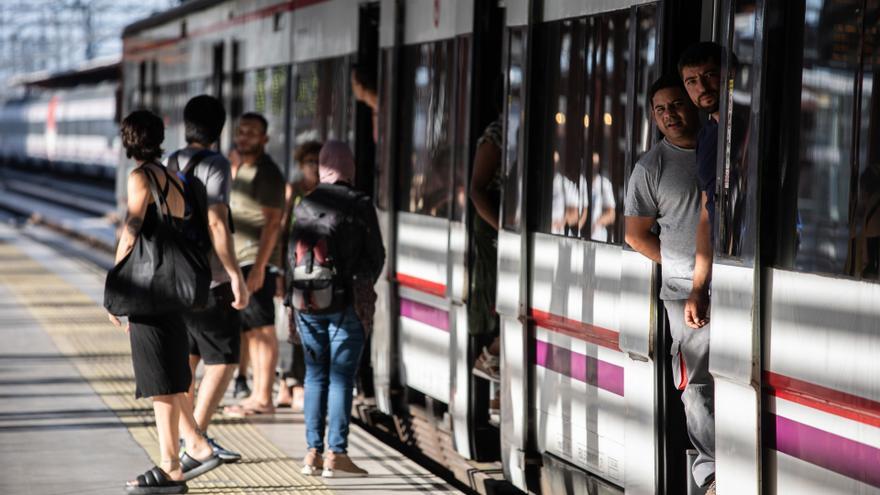 Viajeros en la Estación de Cercanías de Chamartín.