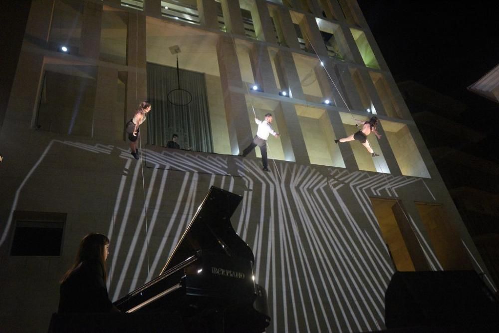 Danza vertical sobre la fachada del Moneo