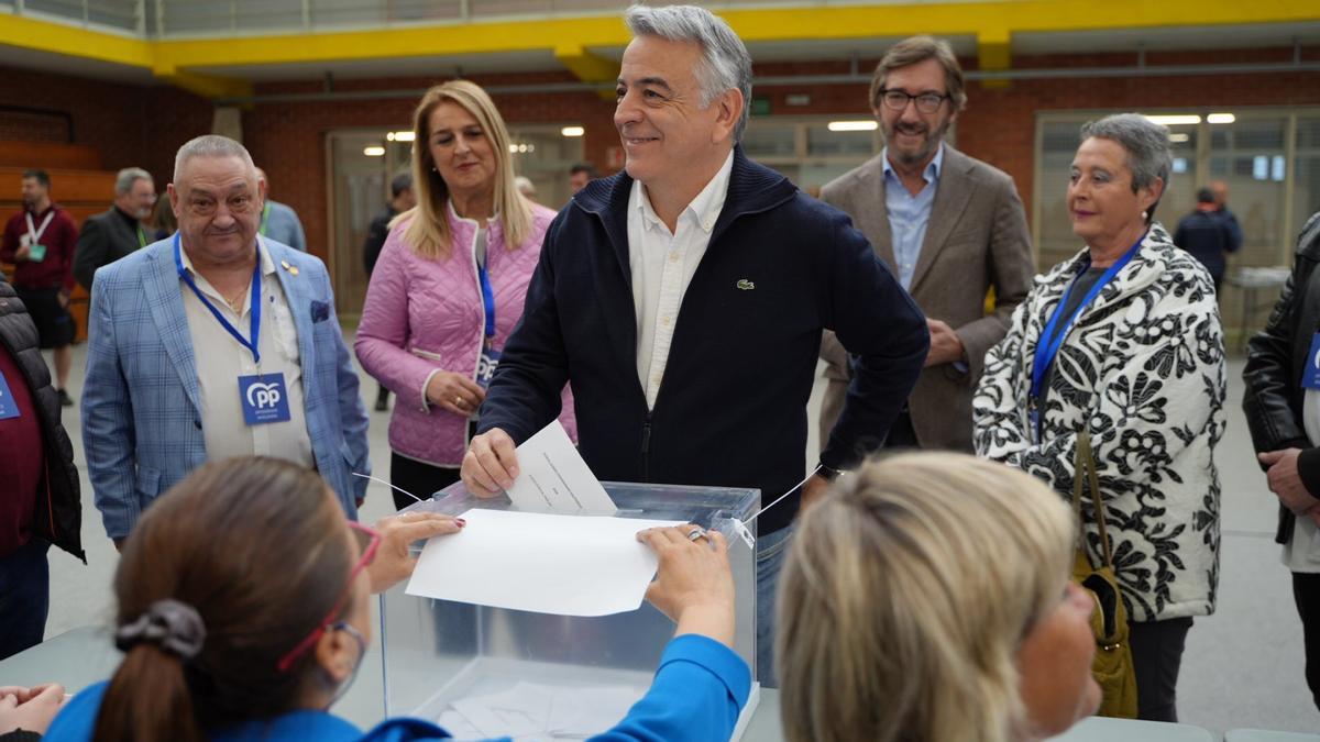 De Andrés ejerce su derecho a voto en un colegio electoral de Vitoria-Gasteiz