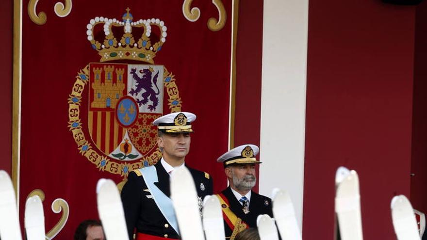 Los Reyes y sus hijas, en el desfile de la Fiesta Nacional