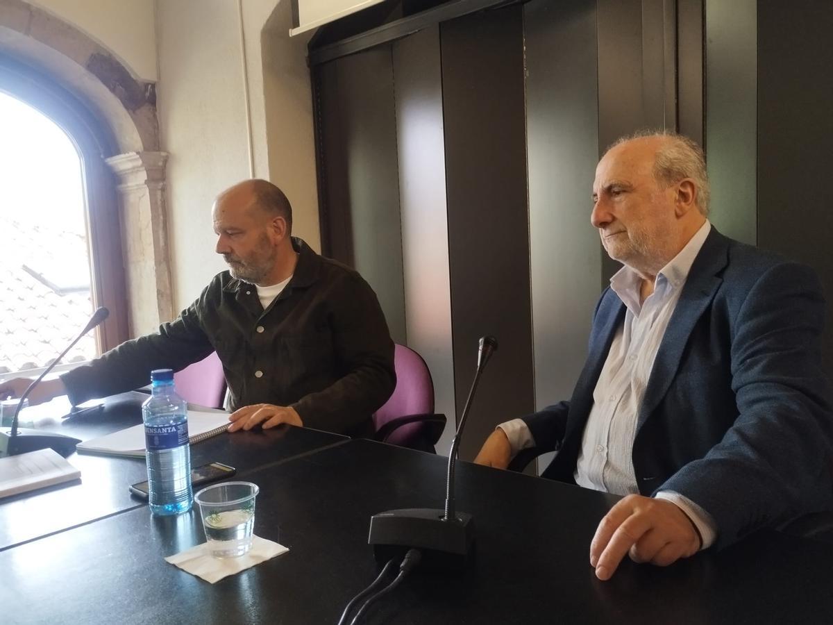 Por la izquierda, Rafael Vázquez y Marino Pérez, durante el acto.