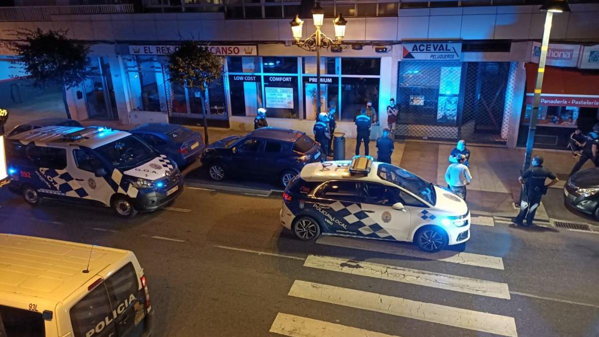 La Policía Local interroga a algunos implicados en la pelea. // O. López