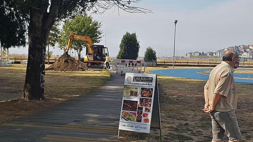 Personal de la empresa constructora, levantando los tablones.