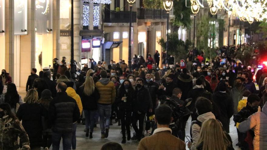 El Portal de l&#039;Àngel de Barcelona, ple de gent fent compres en plena campanya de Nadal