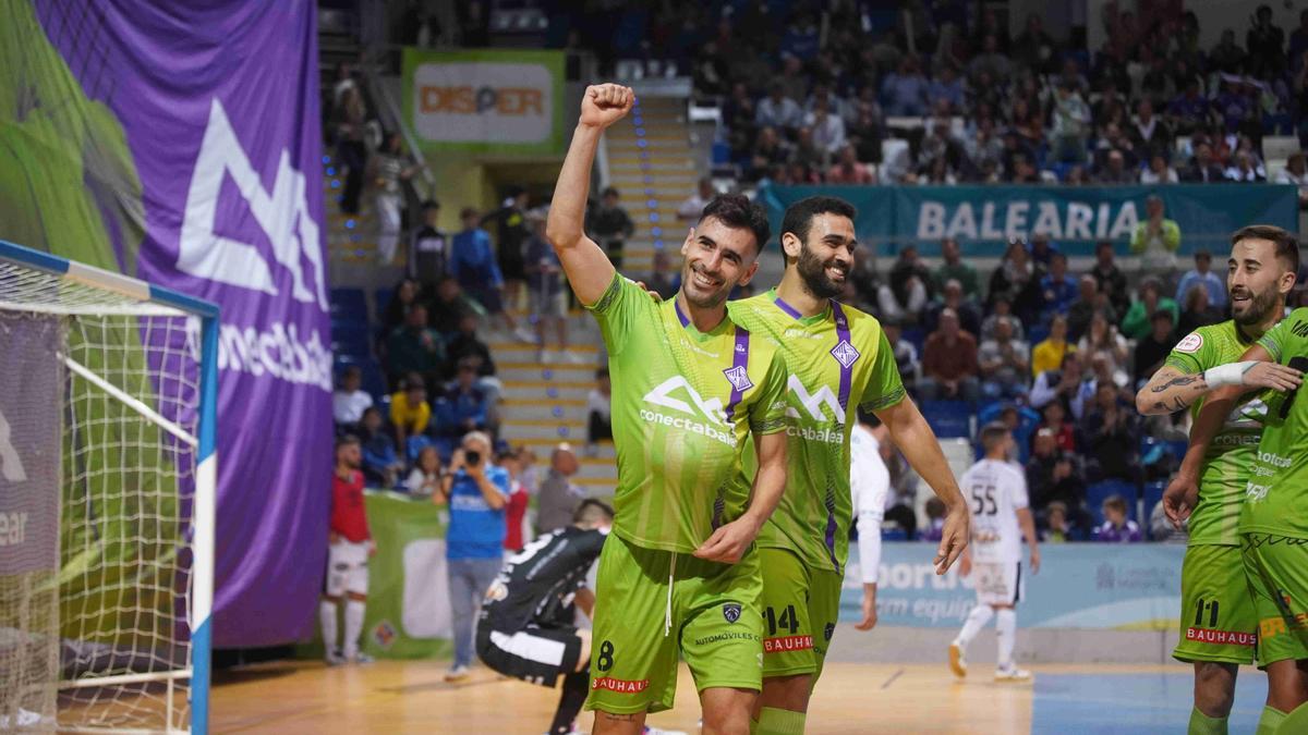 Eloy Rojas celebró de esta manera el quinto gol del Mallorca Palma Futsal.