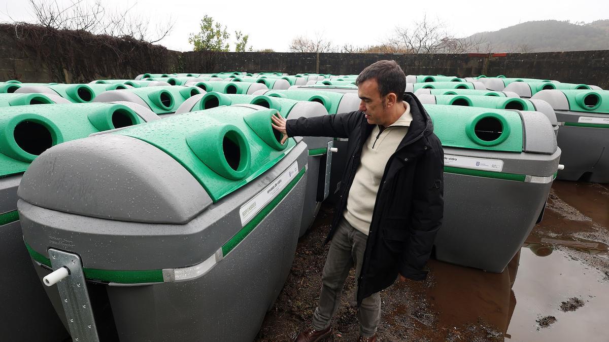 El concejal Xaquín Moreda, con los nuevos contenedores para vidrio