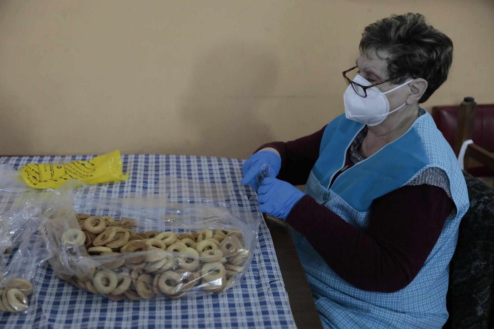 Los vecinos de Jove preparan sus rosquillas de San Blas