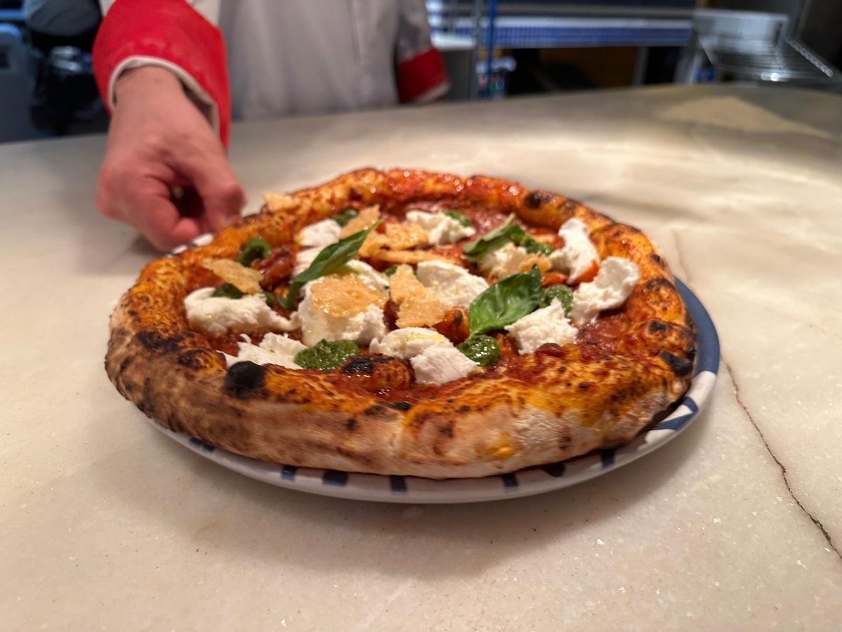 Pizza Búfala Fest, ganadora del certamen nacional Búfala Fest 2024 y cocinada en el restaurante Baldoria.