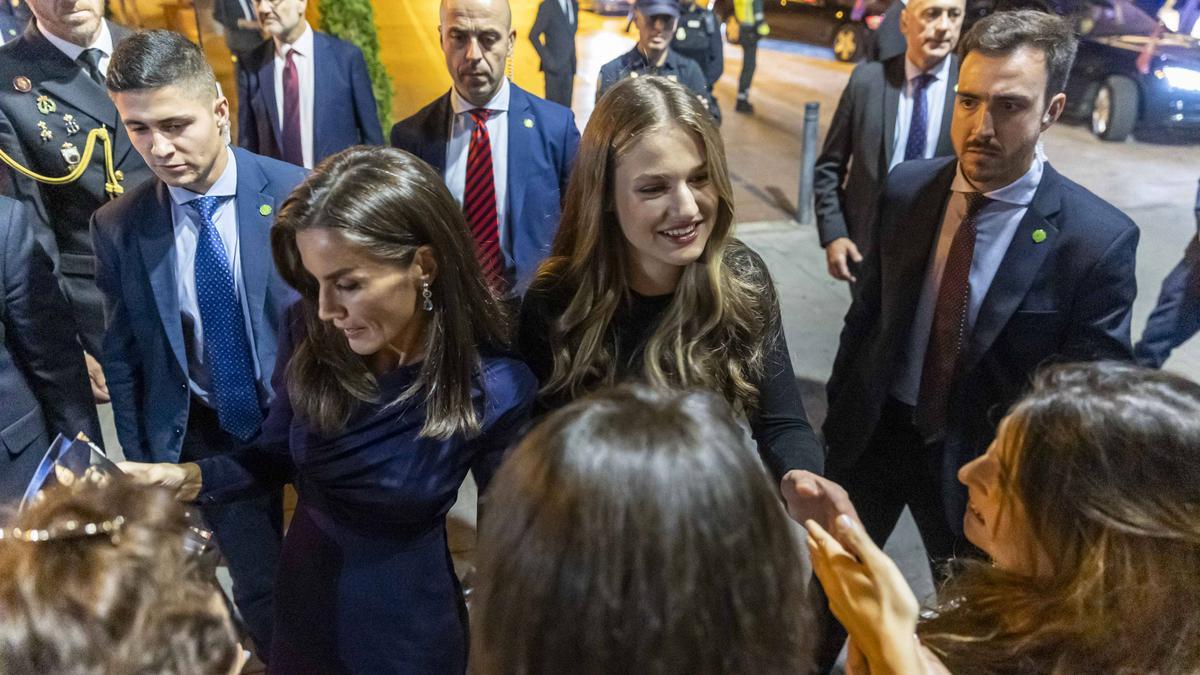 La larga espera de tres pequeños ovetenses para conseguir el saludo de la Familia Real: "No no vamos a lavar la mano"