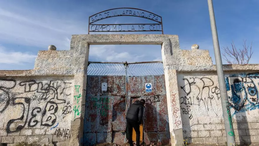 Así se encuentra en la actualidad el campo de fútbol de La Merced en Villafranqueza