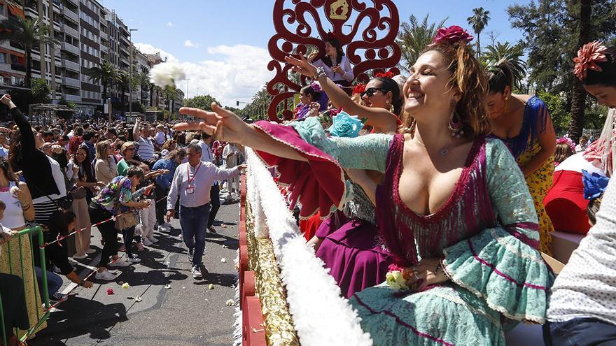 Una batalla de claveles al viento para recibir el Mayo Festivo