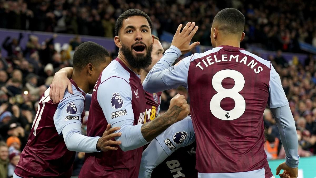 Jugadores del Aston Villa celebran el gol de McGinn