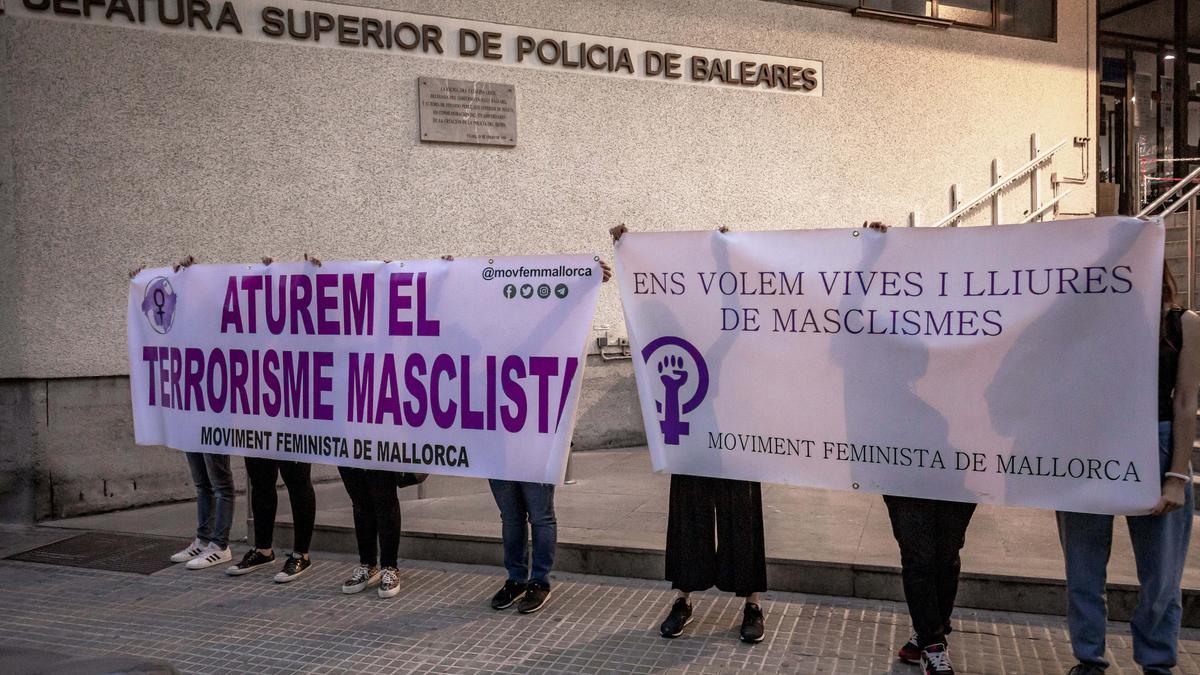 Un centenar de personas se manifiesta en Palma en contra de la violencia machista