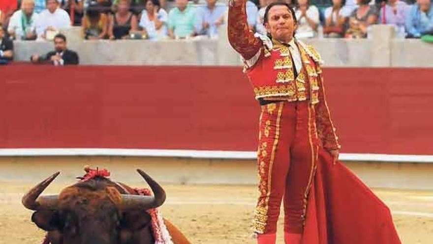 Más emotividad que toreo en la vuelta a los ruedos de un Julio Aparicio, que estuvo discreto