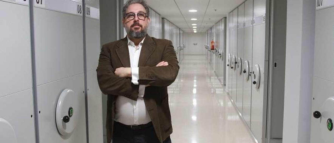 El director del Archivo Provincial de Ourense, Pablo Sánchez, en los nuevos depósitos. // Iñaki Osorio