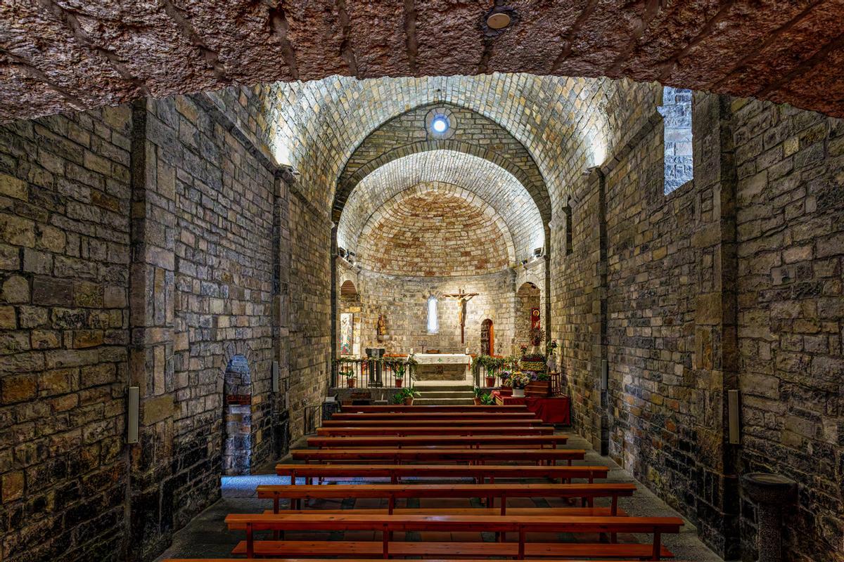 Interior de la iglesia románica de Santa María