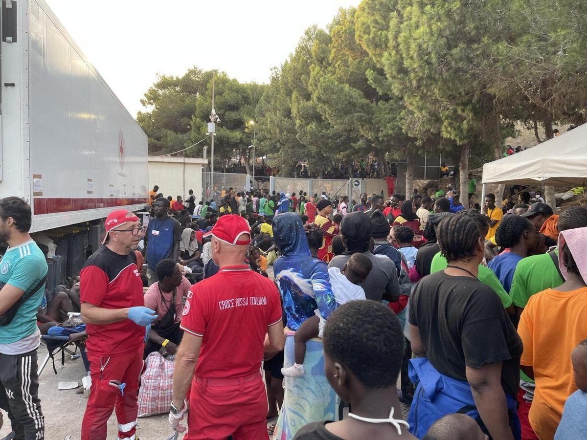 Lampedusa, colapsada tras la llegada de 6.000 inmigrantes en 24 horas.