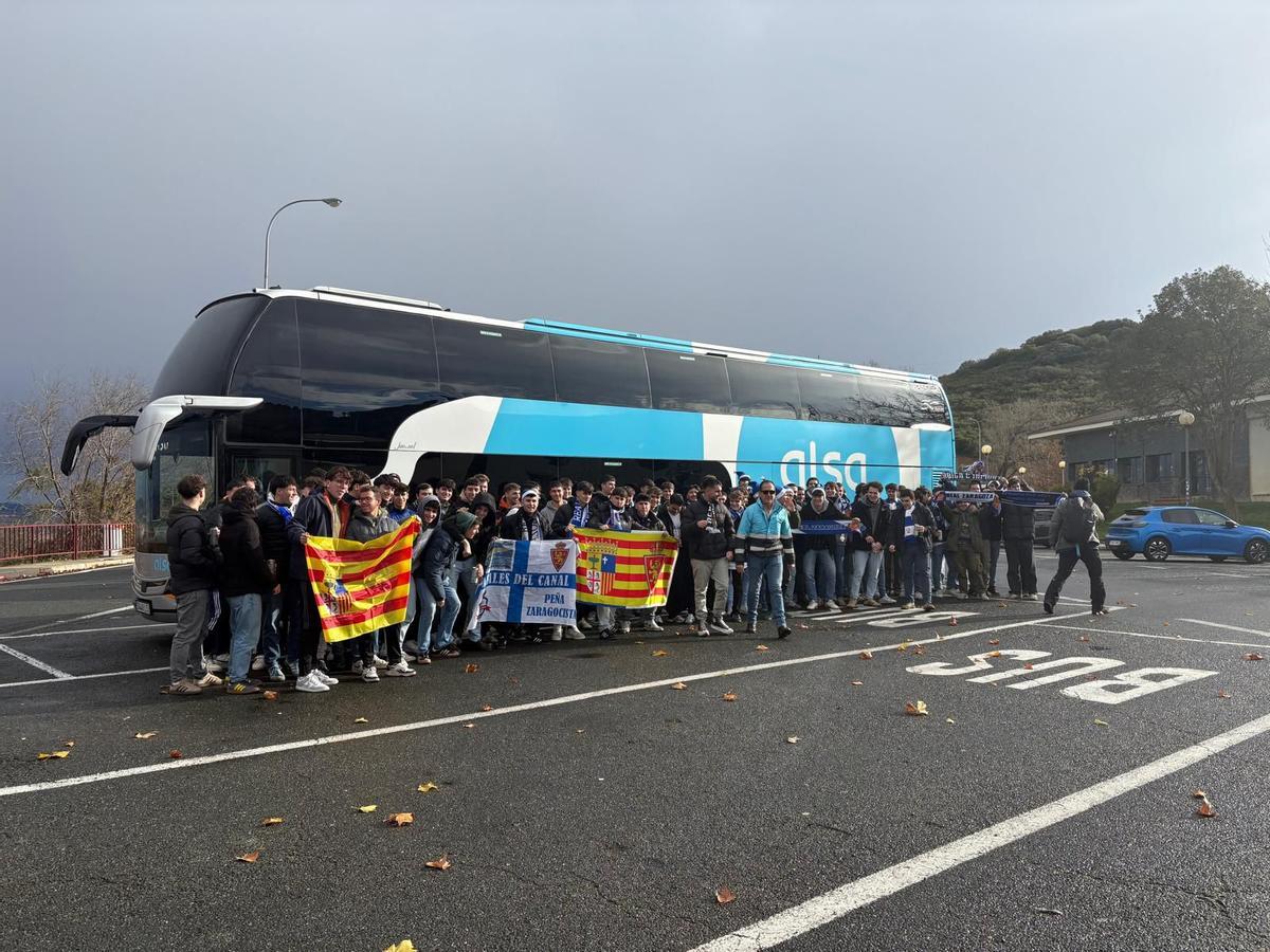 Un autobus de dos pisos, en mitad del trayecto del viaje de aficionados del Real Zaragoza a Burgos.