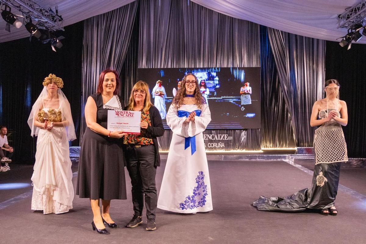 La alcaldesa con una de las encajeras internacionales en la pasarela de Camariñas.