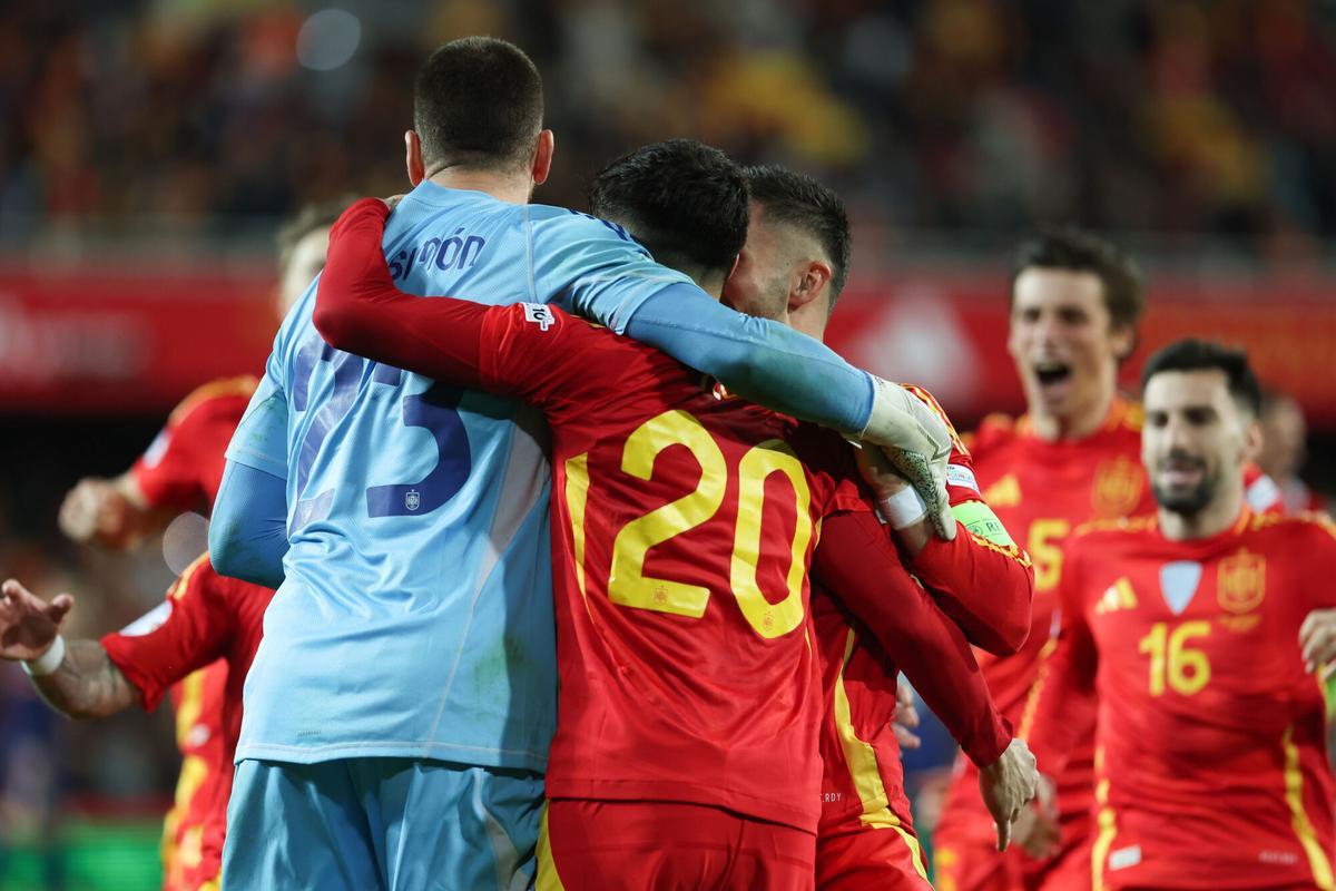 Pedri y Unai Simón celebran la victoria de España sobre Países Bajos en la Nations League