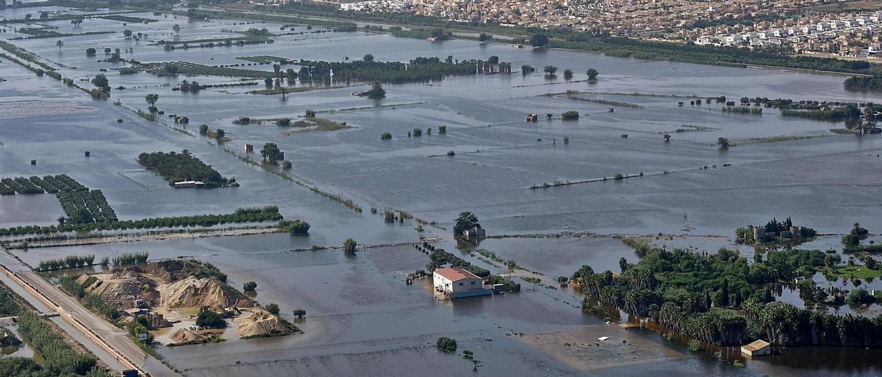 Imagen aérea de septiembre de 2019 con la Vega Baja anegada por el río Segura y los caudales de la rambla de Abanilla. | ÁXEL ÁLVAREZ