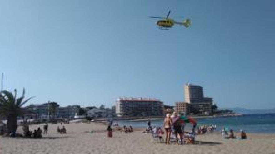 L´helicòpter del SEM sobre la platja de Riells