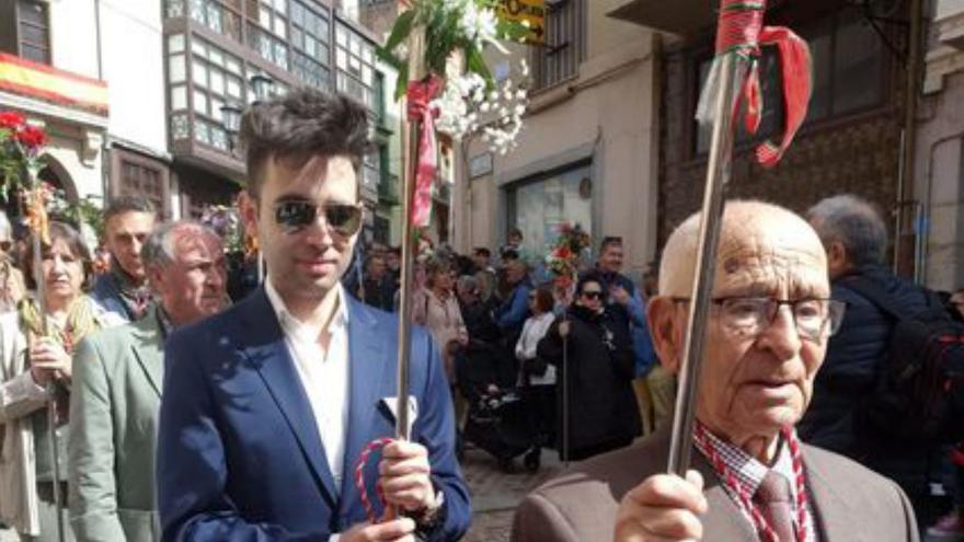 Alfonso Morán y su nieto, en la procesión del Domingo de Resurrección.