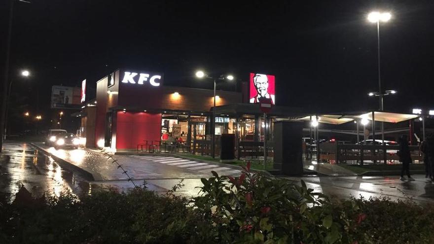 Atascos, caos y falta de existencias: así fue la apertura del KFC de Lugones