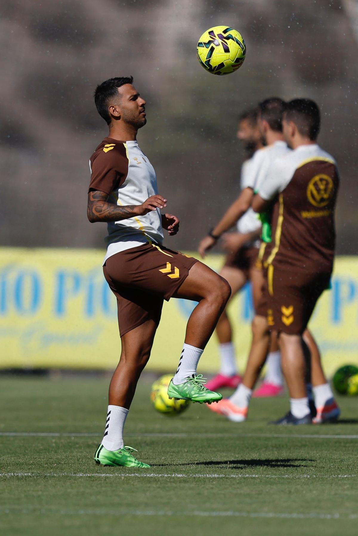 Jonathan Viera juega con el balón.