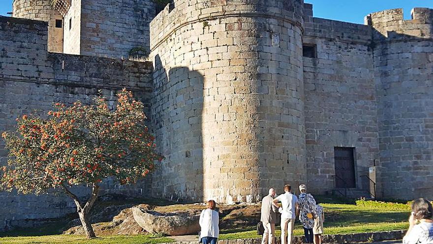 Turistas pasean por Puebla de Sanabria. | A. S.