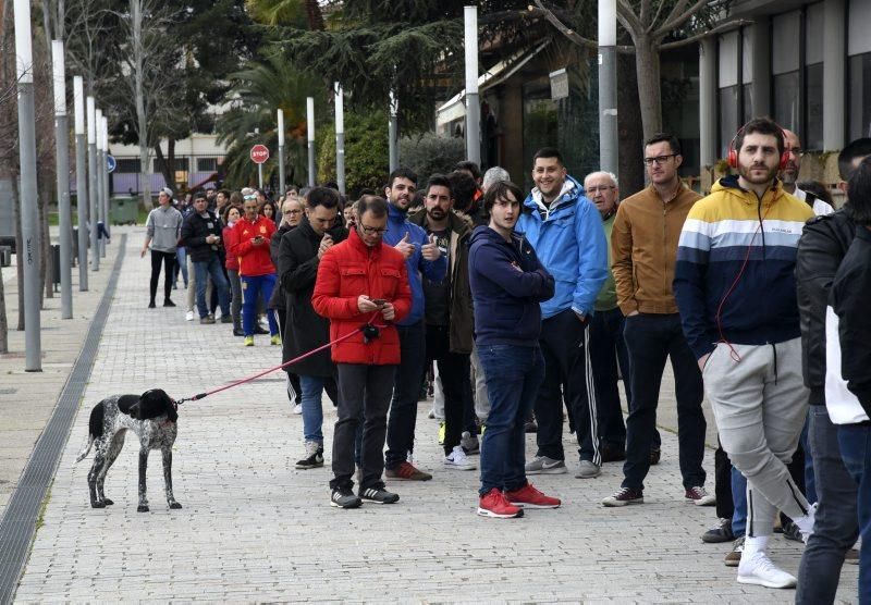 Largas colas para adquirir entradas para el derbi aragonés