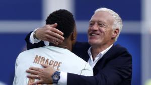 Didier Deschamps abraza a Kylian Mbappé tras el partido de cuartos de final contra Marruecos.